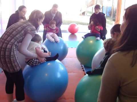 Vídeo: Exercícios Com Bola Para Bebês - útil E Divertido