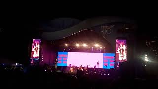 Criolo  cantando em show na Praia de Copacabana ..