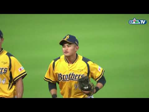 07/06 兄弟 vs 富邦 五局下，方克偉擊出三壘高飛球，遭到岳東華接殺