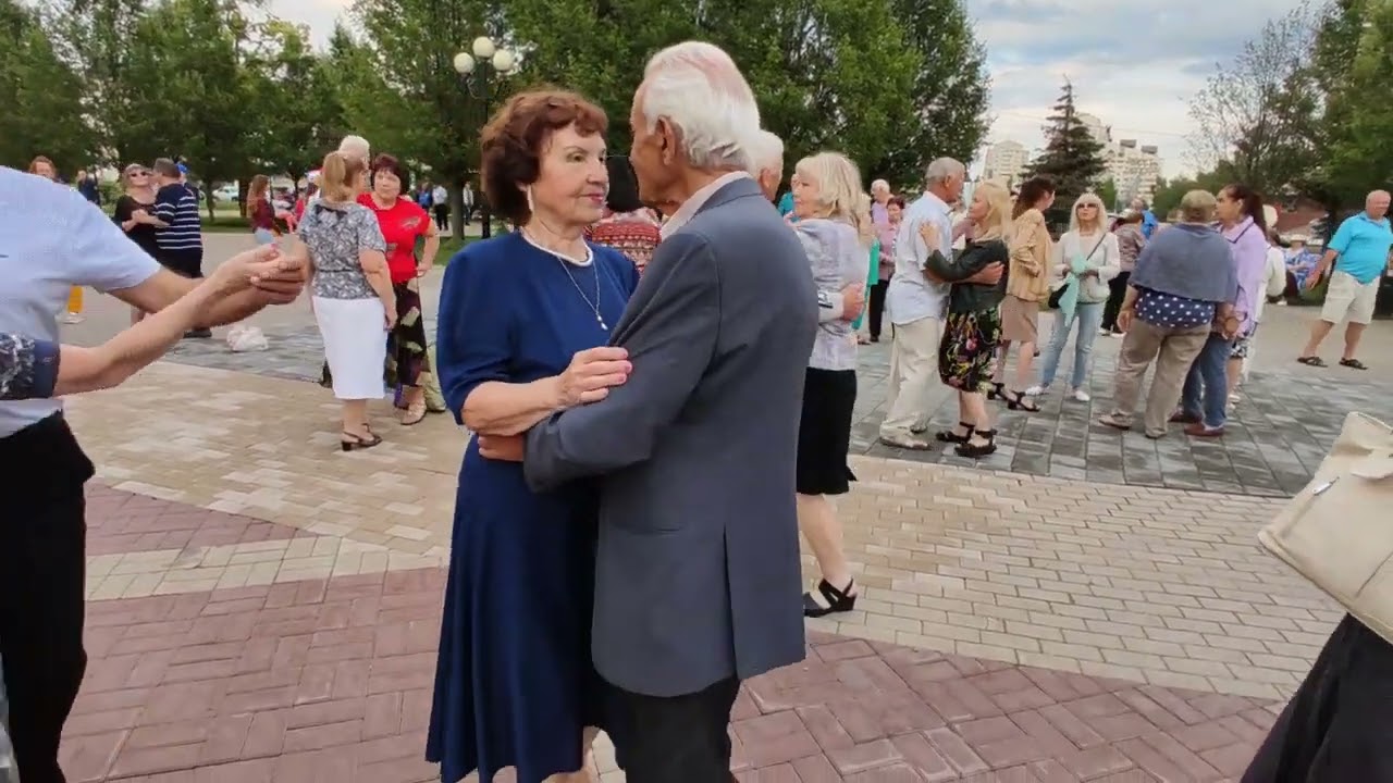 Белгород - парк победы, танцы в кругу друзей.