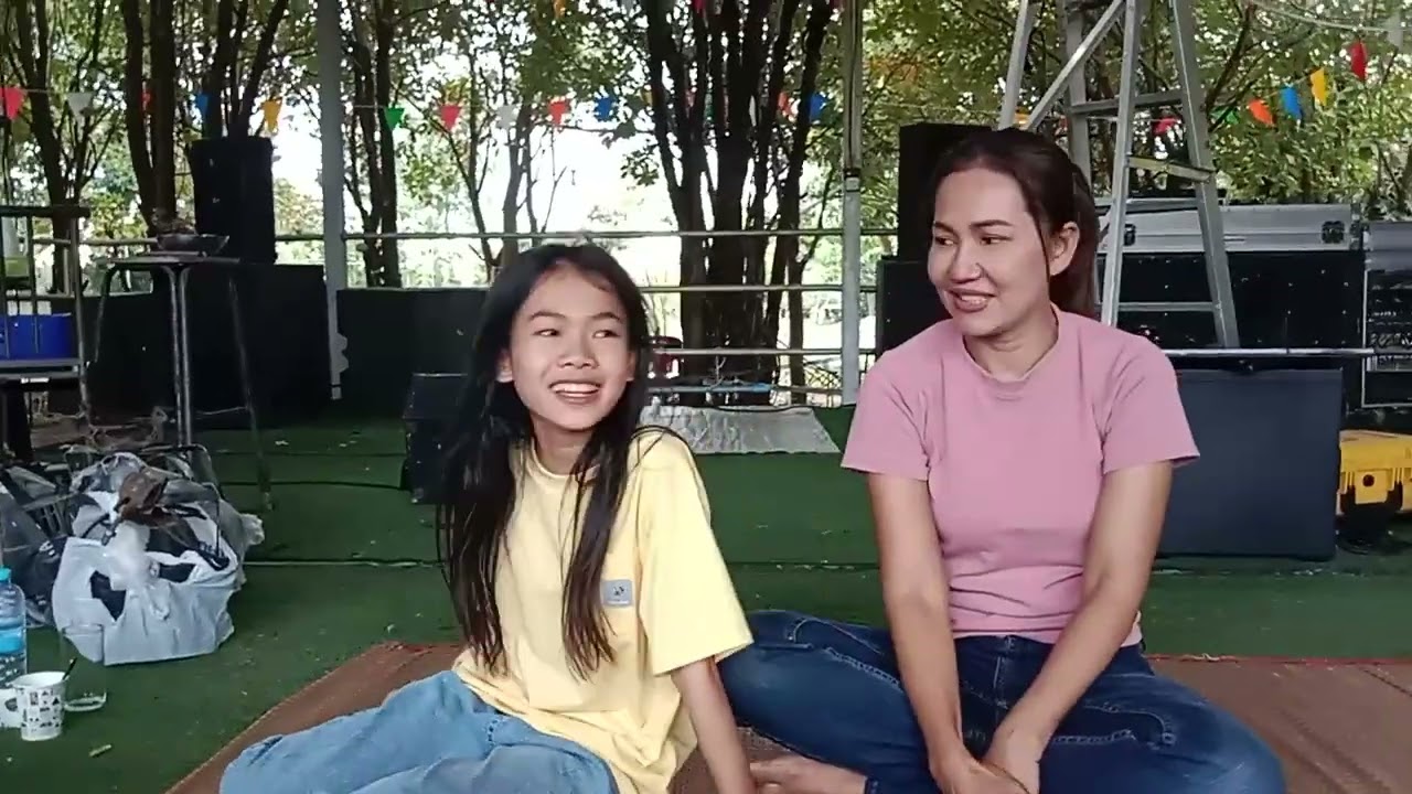 น้องธิดาลาวเต้นตามจังหวะดนตรียายอรุณ