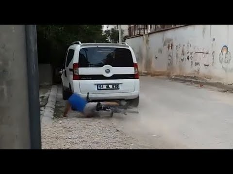 BİSİKLETLE HAVA ATARKEN DÜŞEN VELETLER