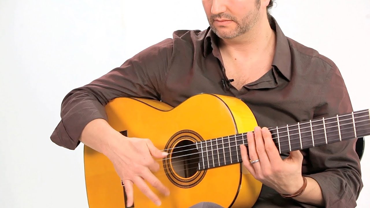 Испанские под гитару. Гитарист фламенко. Испанская гитара маленькая. Фламенко под гитару.