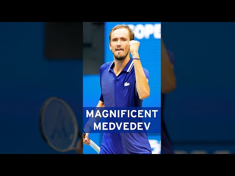 Medvedev OUTWITS Djokovic! 👏