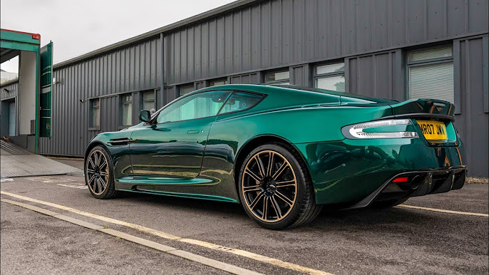 Aston Martin V12 Vanquish in British Racing Green Autoplakat -  Schweiz