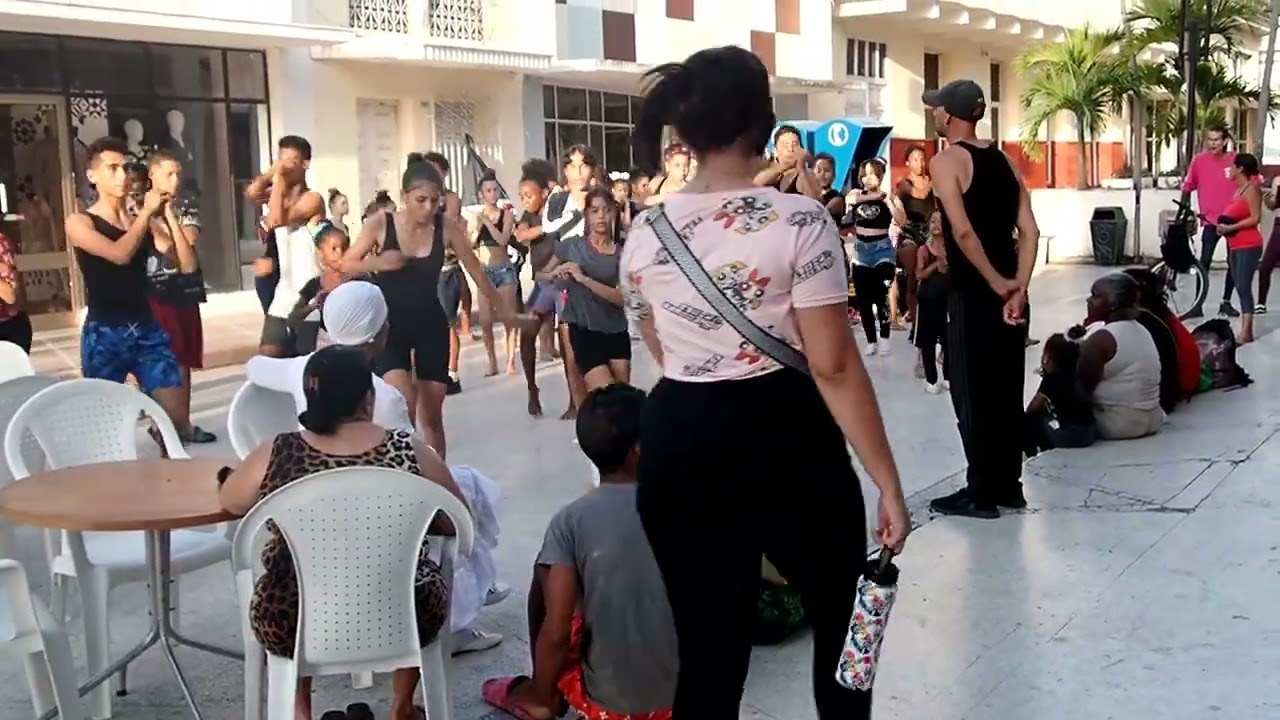 Уличные танцы на Кубе