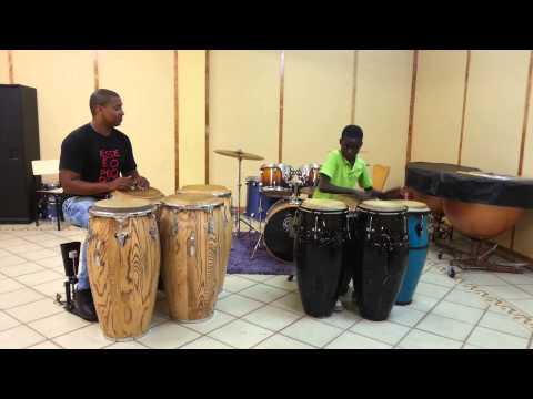 Como tocar semba com quatro congas.yasmane santos e seu  aluno .