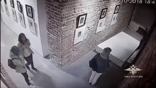 Картину Сальвадора Дали случайно повредили стеклом Картину Сальвадора Дали случайно повредили стеклом
