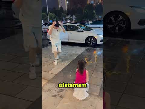 Bu Kız Neden Yağmurda Koşmuyor.😅
