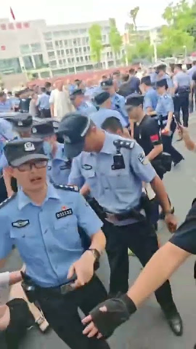 8.4日,中国四川江油霸凌事件引发群体示威,当地公安武力值镇压
