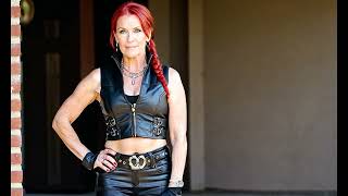 Download Lagu Élégance Mûre : L'Art de la Tenue Professionnelle - Natural Mature Milf MP3