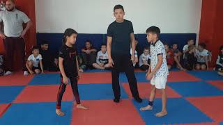 девочка делает болевой мальчику на соревнованиях. Grappling kids