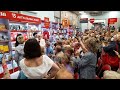 Самое доброе видео! Актриса Светлана Крючкова поет песню о Москве вместе с поклонниками