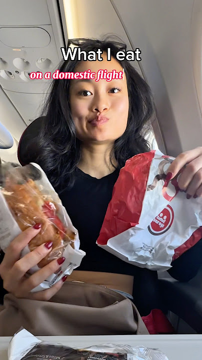 What I eat on a domestic flight in Türkiye 🇹🇷 ✈️ trying black simit for the first time!!