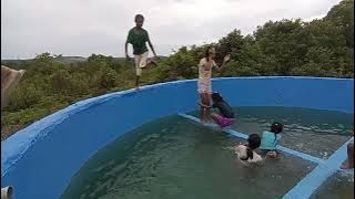 Warga kebun jati Toapaya Asri Bintan, berenang di dlm bak...