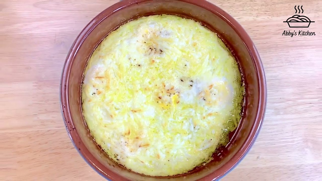 بيض مقلي مع جبن الحلوم مطبوخ بالفخار Eggs With Halloumi Cheese cooked in Clay Pot