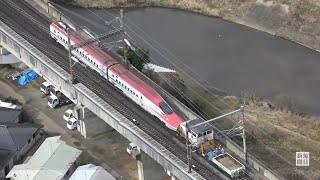 地震で脱線した東北新幹線車両、けん引始まる