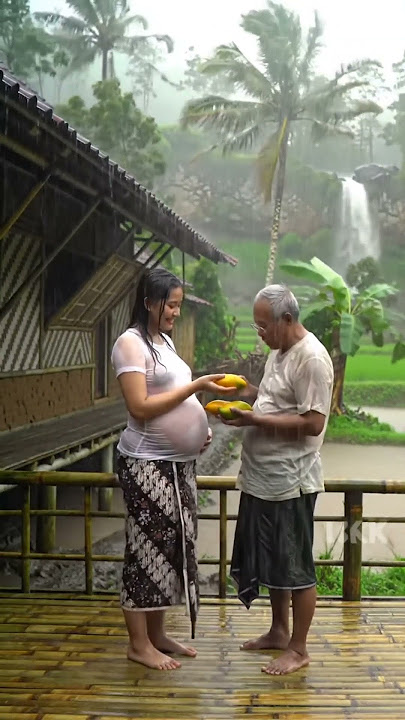 Ibu Hamil dan Suami Menikmati Buah Mangga Di Tengah Hujan Deras #rainsoundforsleeping #asmr #shorts