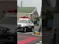 【パトカー3台連続走行！】クラクション鳴らして赤信号を通過！