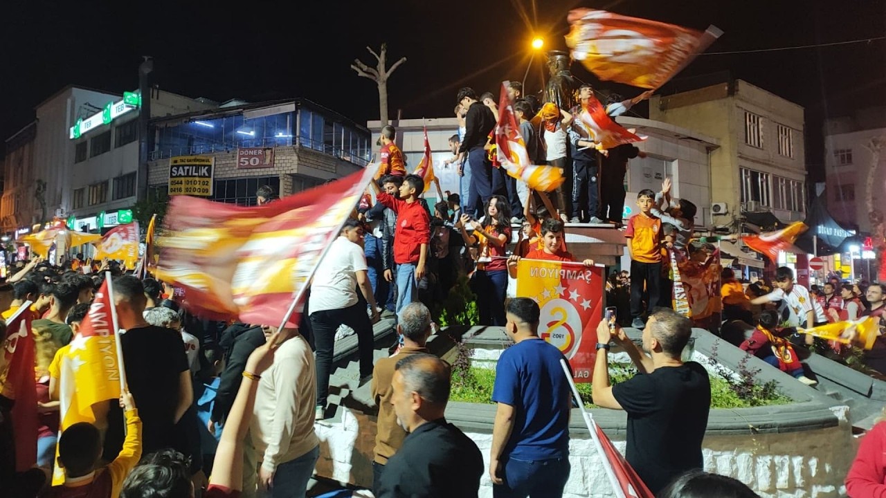 Adıyaman Heykel Meydanı’nda sarı-kırmızılı kutlama