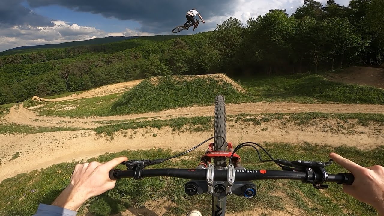 BIG JUMPS in a BACKYARD? 🥹 KAAKIS TRAIL | RAW | Felix Meeßen w/ Vince Moonen