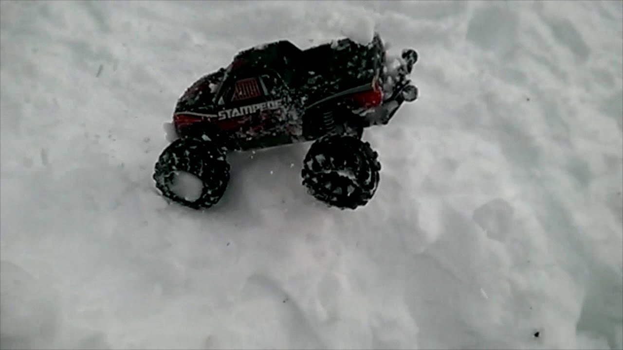 EXTREME RC Snow Jumps in 