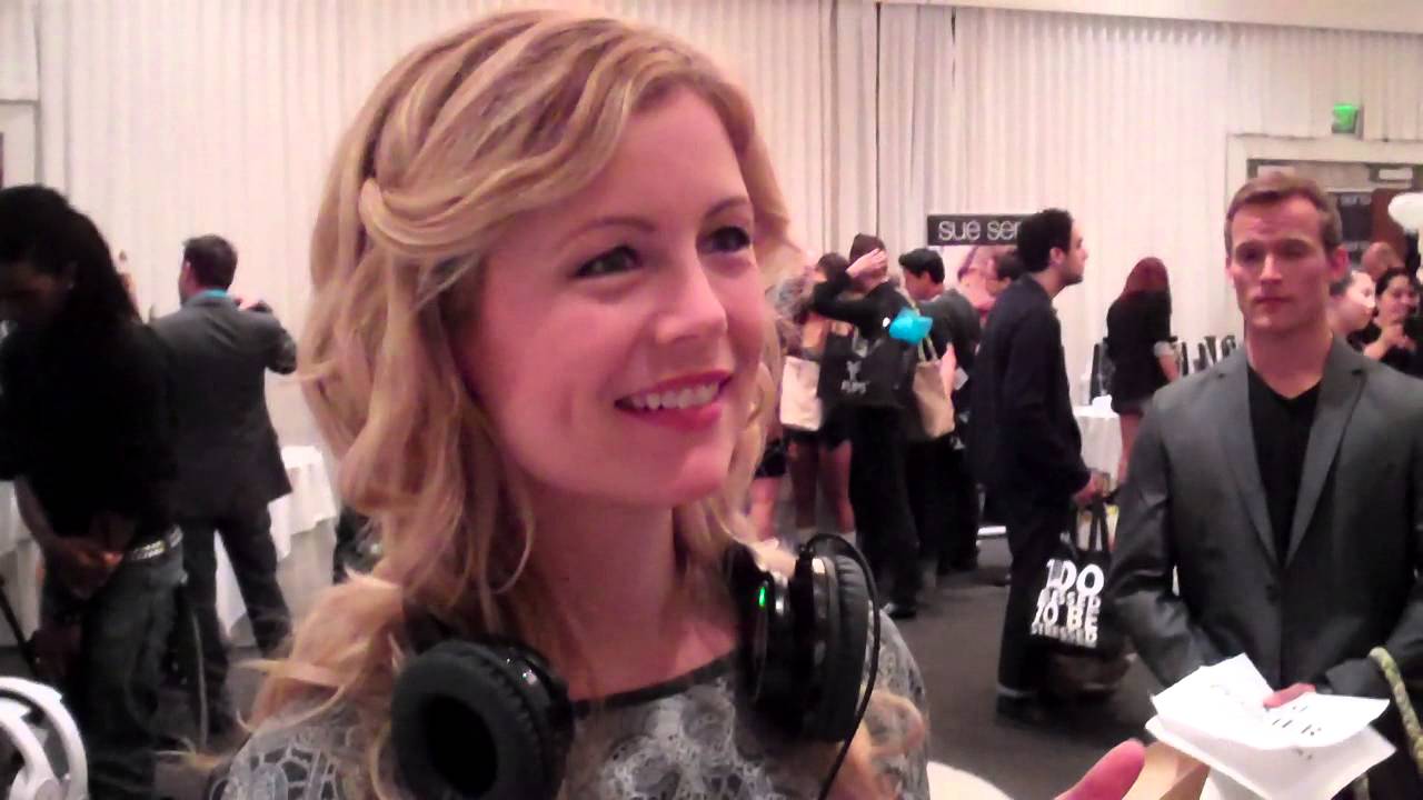 Flipping Out - Kim Poirier reacts to new Headphone Speaker Hybrid by FLIPS™