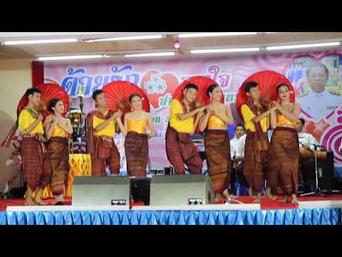 สุรวิทยาคาร กับระบำร่ม