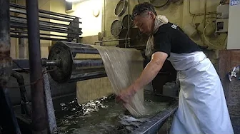120℃の蝋で暖簾を作るプロセス。1300年前から伝わる伝統技法