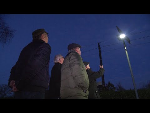 Video: Warum gehen die Straßenlaternen aus, wenn ich vorbeikomme?