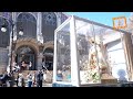 La imagen peregrina de la Virgen recibe los aplausos de vendedores del Mercado Central y de Ruzafa