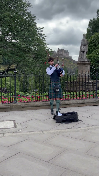#scotlandexplore #scotlandtravel #scottishbagpipes #bagpipemusic #bagpiper #edingburgh  #castletour