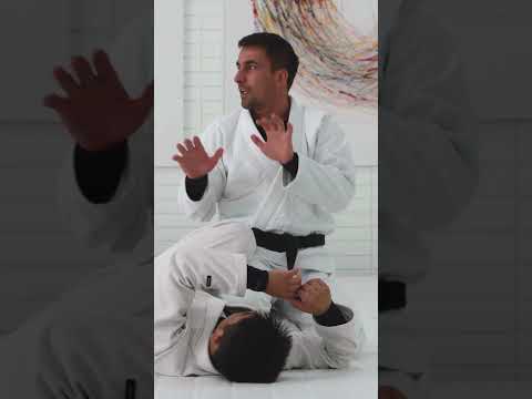 Gui Mendes: The importance of the collar grip when using the knee slide.