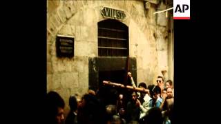 SYND 1-4-72 PILGRIMS MAKE TRADITIONAL PROCESSION WITH CROSS THROUGH JERUSALEM