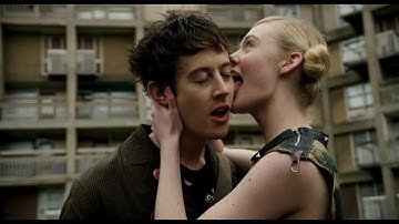 エル・ファニング主演、『ヘドウィグ・アンド・アングリーインチ』の監督最新作『パーティで女の子に話しかけるには』予告編