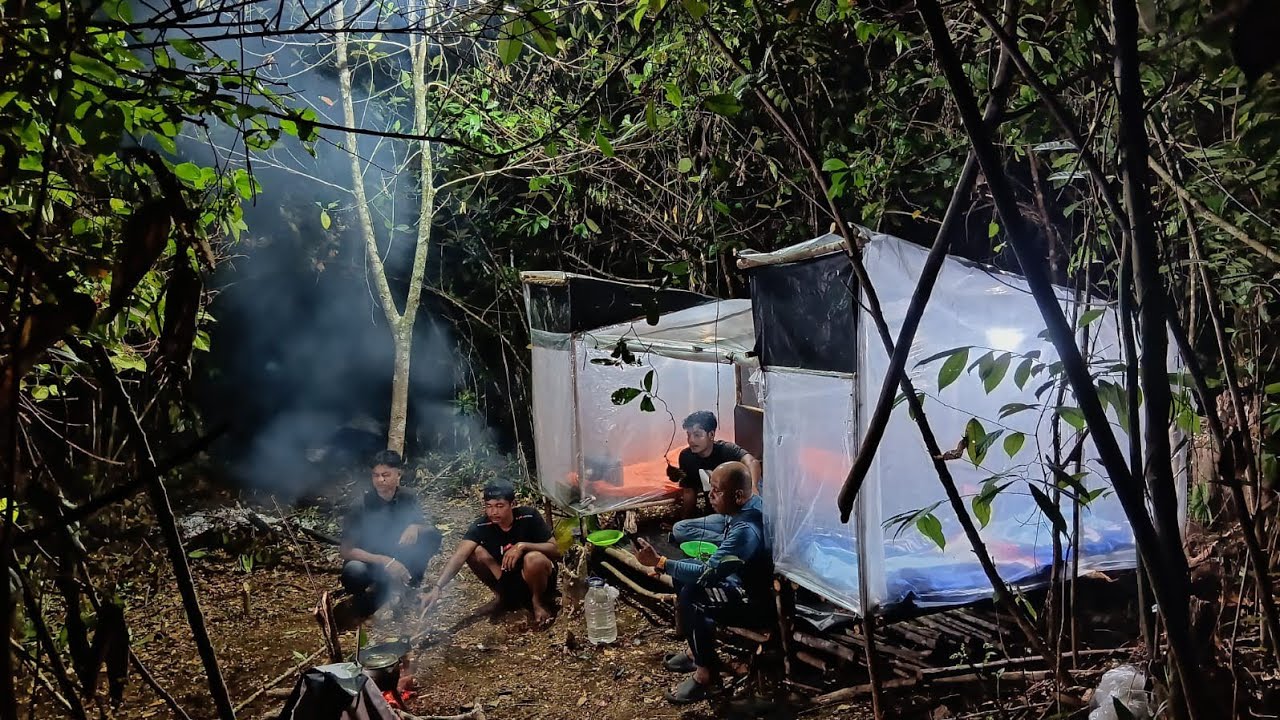 Camping hujan deras keseruan mancing belut super bayak makan enak di shelter bening 