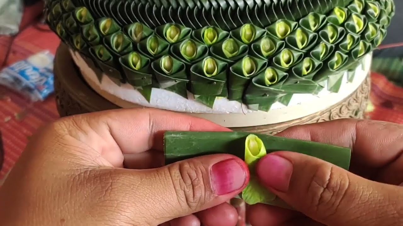 กลีบกระทง  พานไหว้ครู (กลีบคอเสื้อสอดไส้)