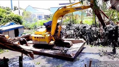 XE CUỐC MÚC ĐẤT TRÊN SÔNG RẠCH NHỎ cần cẩu xáng cạp xáng dây xe xúc