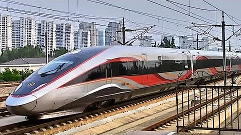 350kph Non-Stop through a station! Incredible Futuristic Chinese High Speed Rail Train at FULL SPEED - DayDayNews