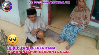 KAKEK NENEK INI MAKAN SEADANYA SAJA, HIDUP YANG SEDERHANA DI DESA.