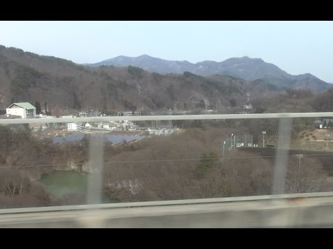 草津温泉と長野原草津口駅を結ぶJRバスの車窓から見た吾妻川の渓谷と断崖絶壁