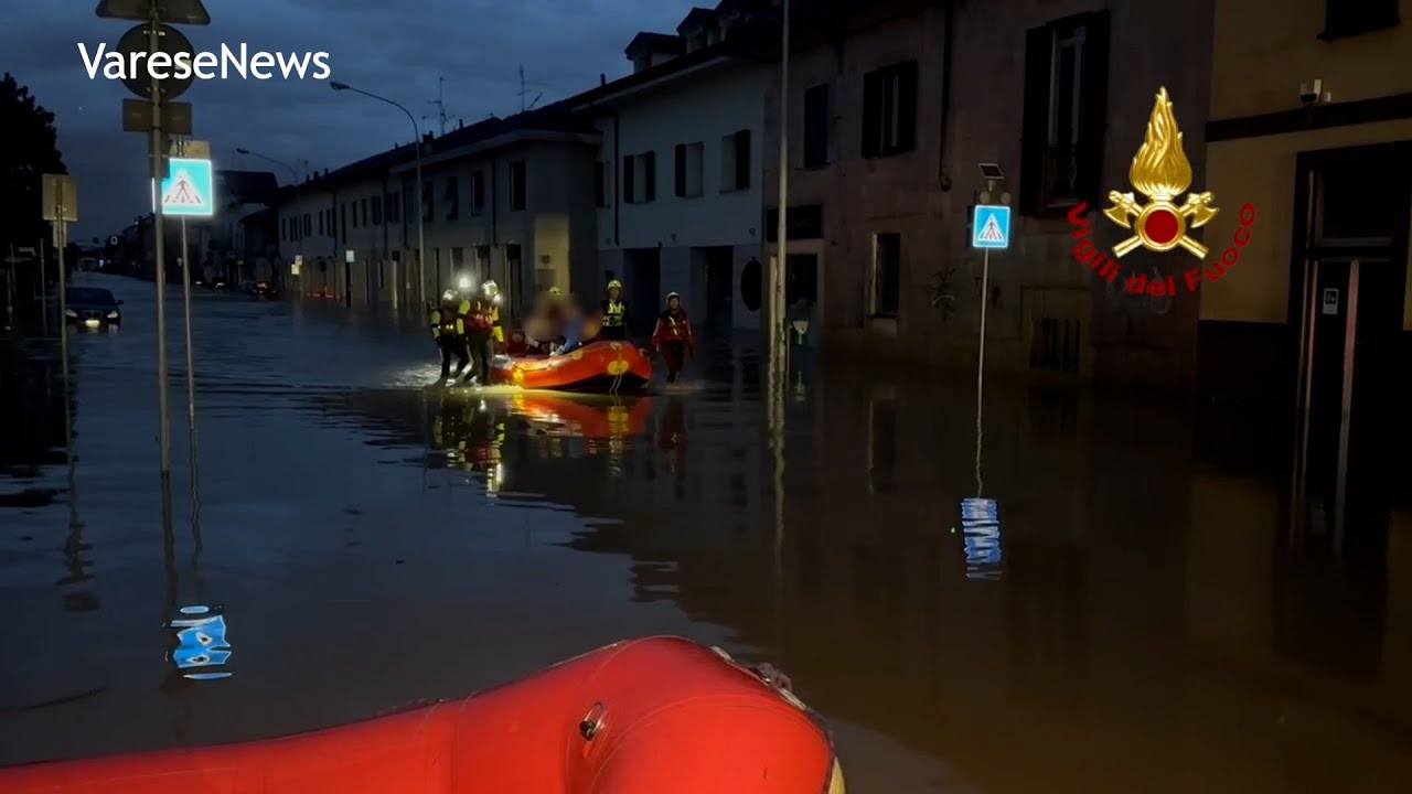 Maltempo Lombardia, i gommoni dei Vigili del Fuoco per salvare le persone intrappolate