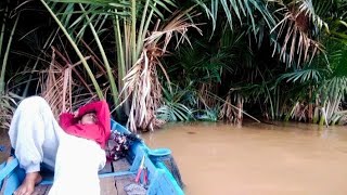 Sungai ini isinya udang semua, sampai kelelahan tidur nyenyak di sungai setelah mancing