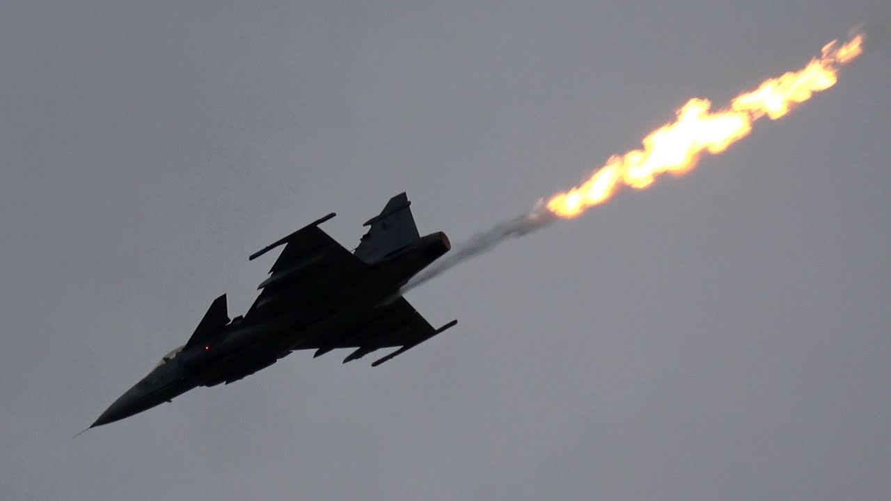 4Kᵁᴴᴰ Czech Air Force Saab 39 Gripen - LOW & LOUD !!