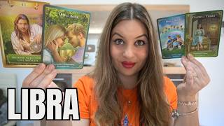LIBRA ♎👑 HAY ALGUIEN DE ALTO ESTATUS QUE SE ESTÁ ENAMORANDO DE TI... Y LAS CARTAS LO CONFIRMAN •