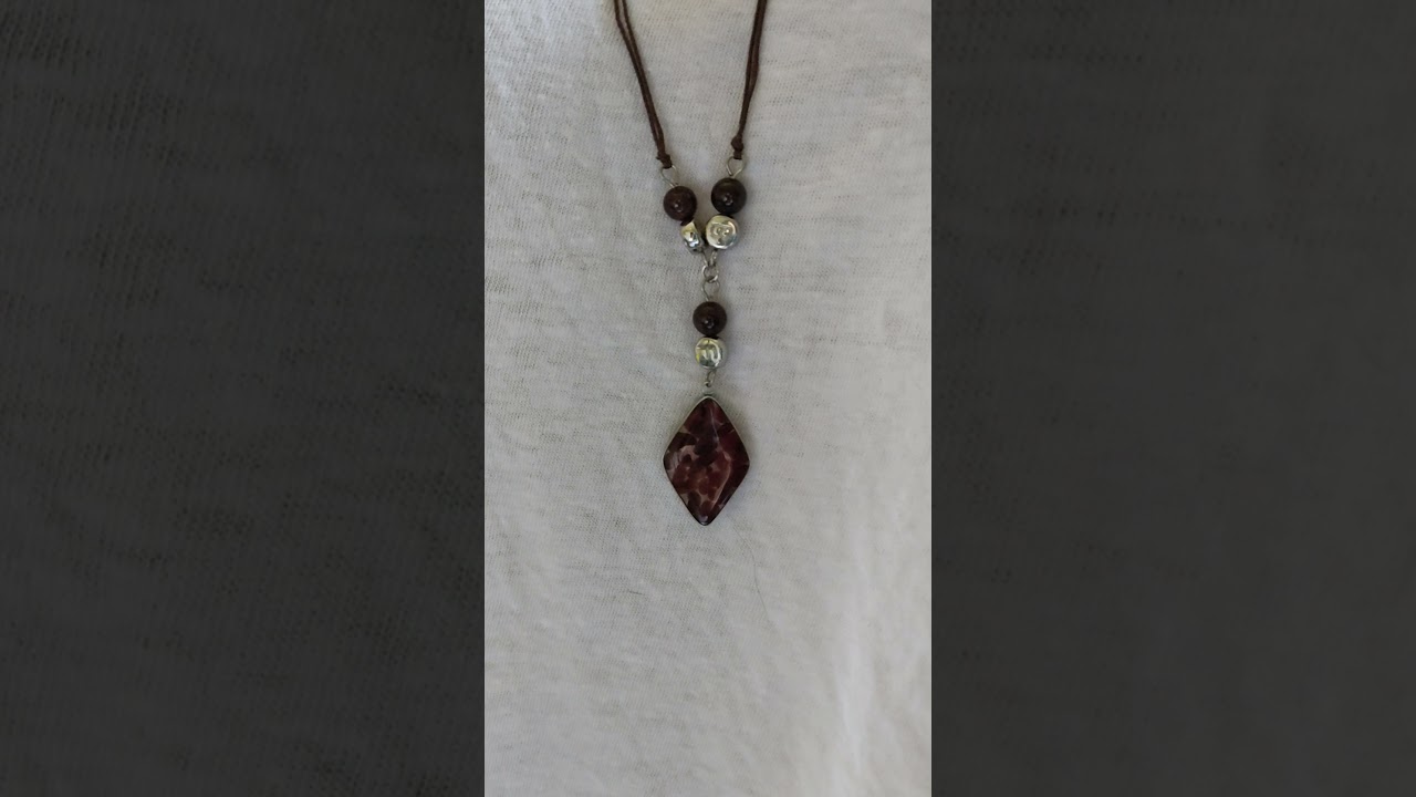 video collana ciondolo granato