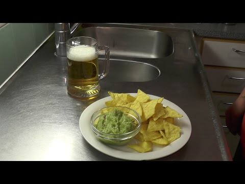 Buat yang lagi diet, cari makanan selingan yang sehat, mari bikin guacamole. Guacamole bisa jadi bah. 