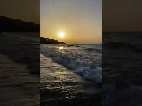 راحة البال تبدأ من هنا غروب الشمس وأمواج البحر الهادئة
