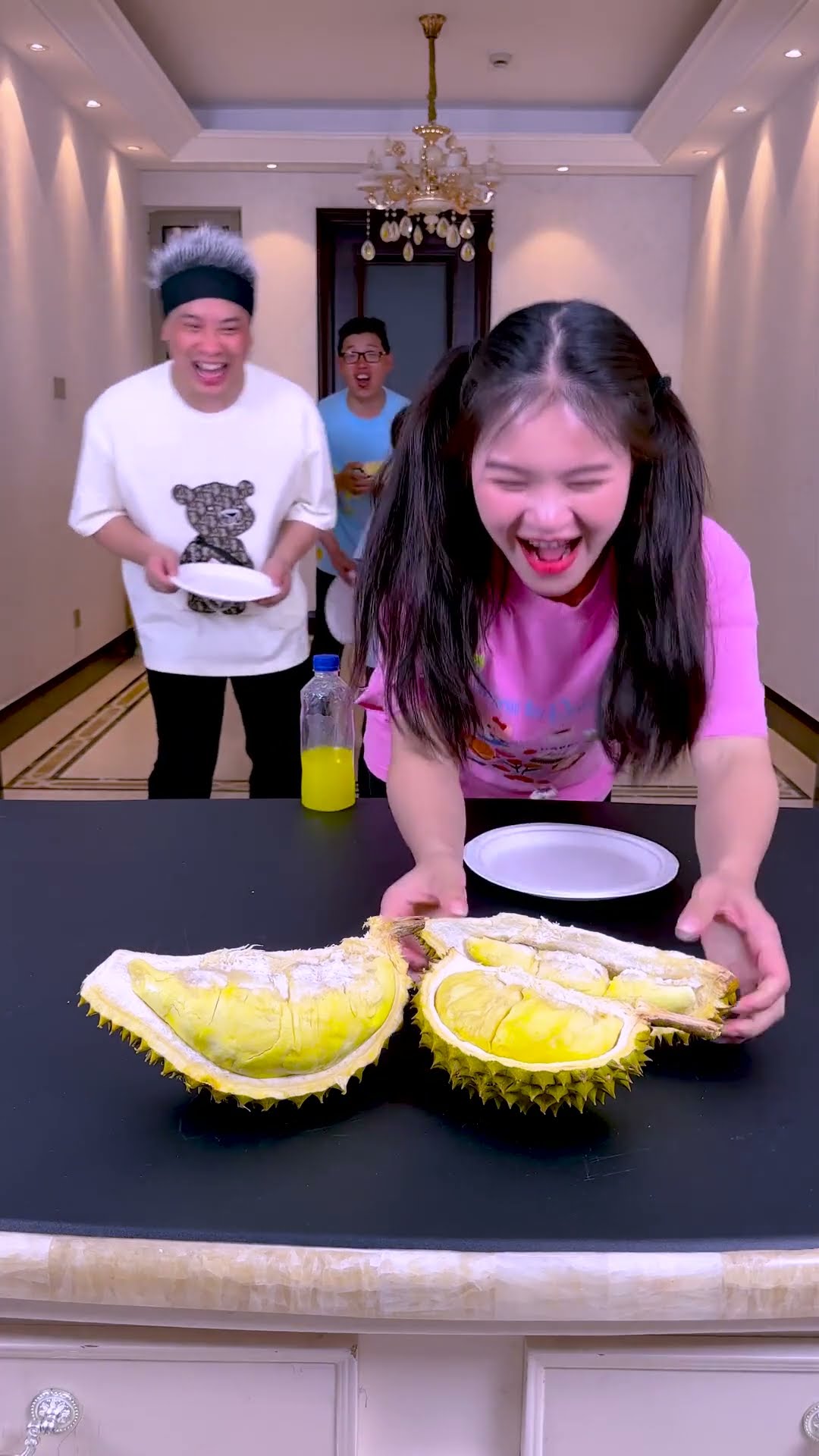 बोतल खड़े होकर चुनौती丨Bottle Standing Challenge! Who Can Eat The Durian?#Funnyfamily#Partygames