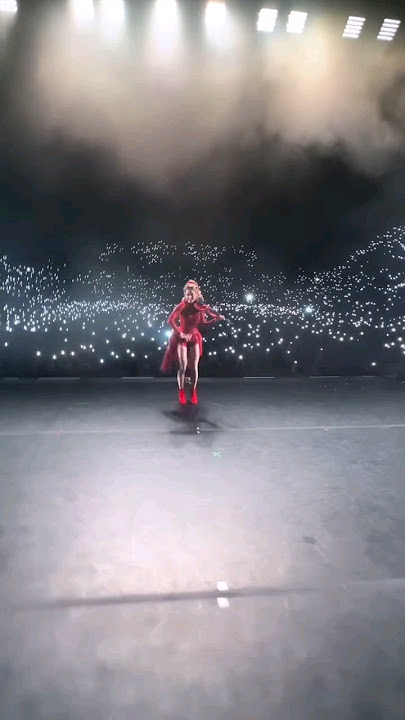 Lindsey Stirling amazing moments at the concert |Carol of the bells| #lindseystirling #carolofbells